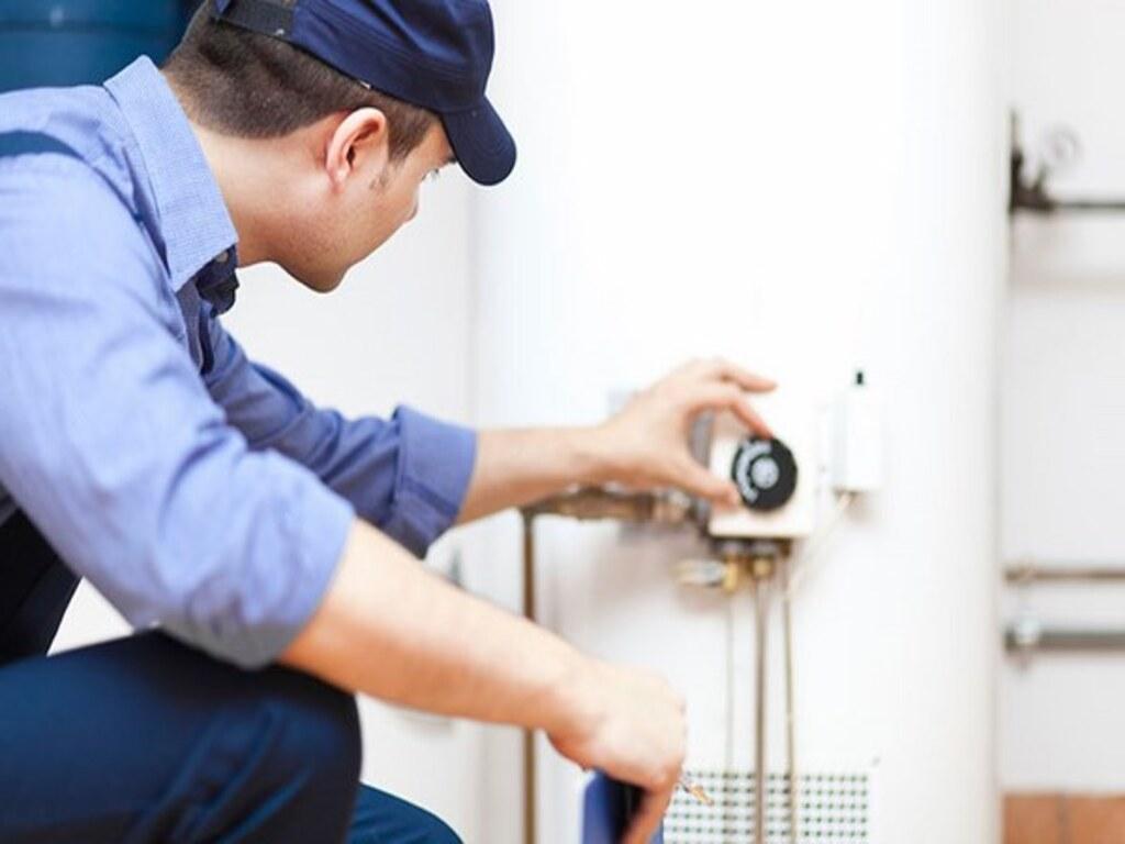 Tổng hợp: Nguyên nhân & cách sửa bình nóng lạnh bị rỉ nước hiệu quả cho gia đình