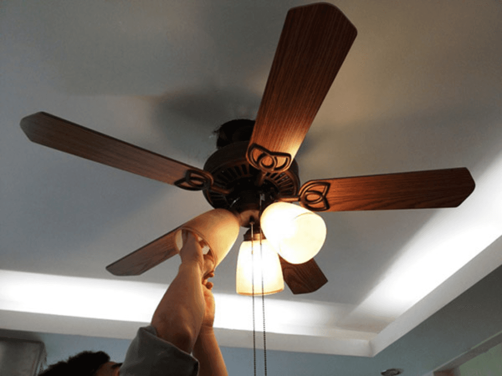 Quạt trần bị lắc phải làm sao? Tìm hiểu nguyên nhân và cách khắc phục cụ thể