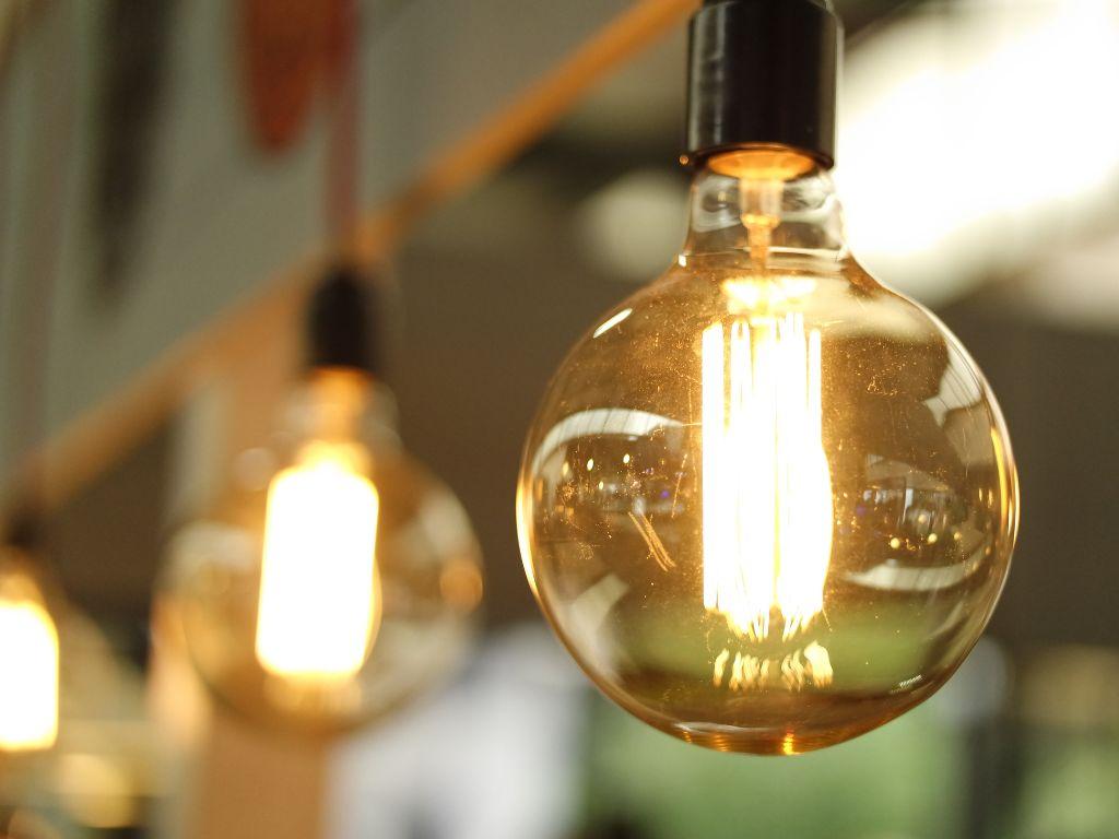 Bóng đèn sợi đốt là gì? Sử dụng đèn sợi đốt có gây hại cho mắt không?