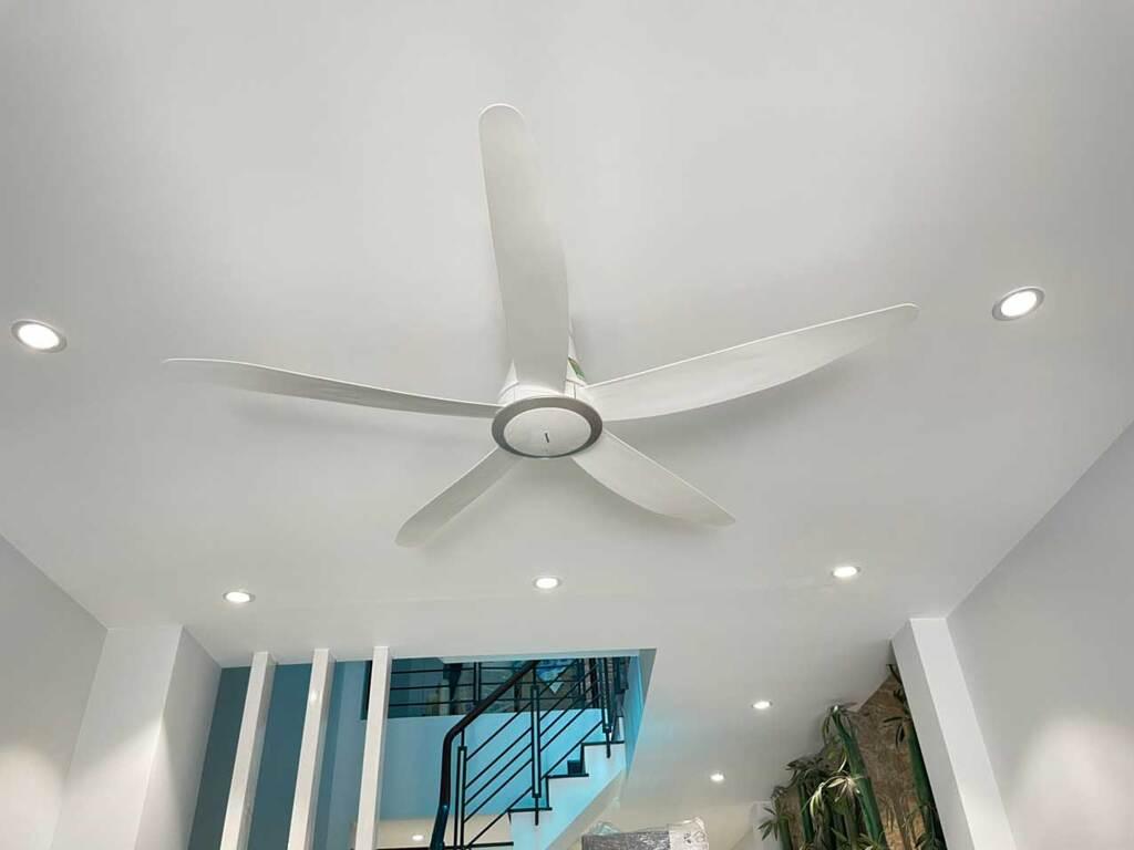 4 Bước thực hiện cách lắp quạt trần đúng cách, an toàn, không rung lắc tại nhà