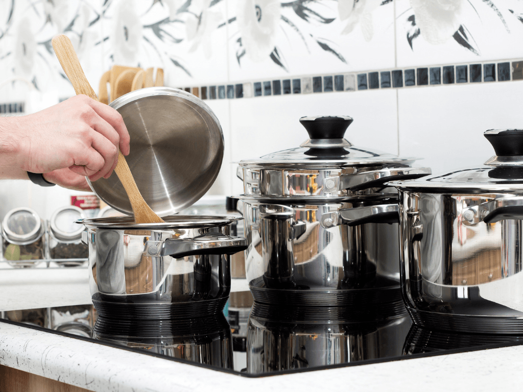 Đặt nồi vào chính giữa của bếp