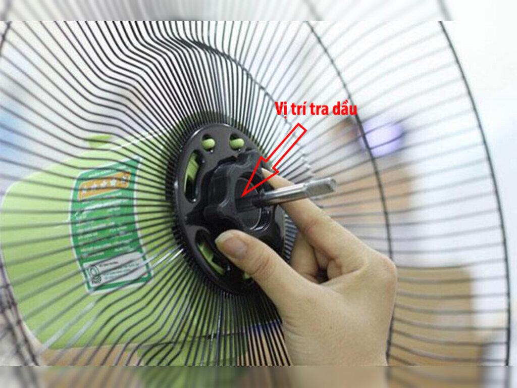 Quạt điện có cần tra dầu không? Cách tra dầu quạt điện đơn giản nhất