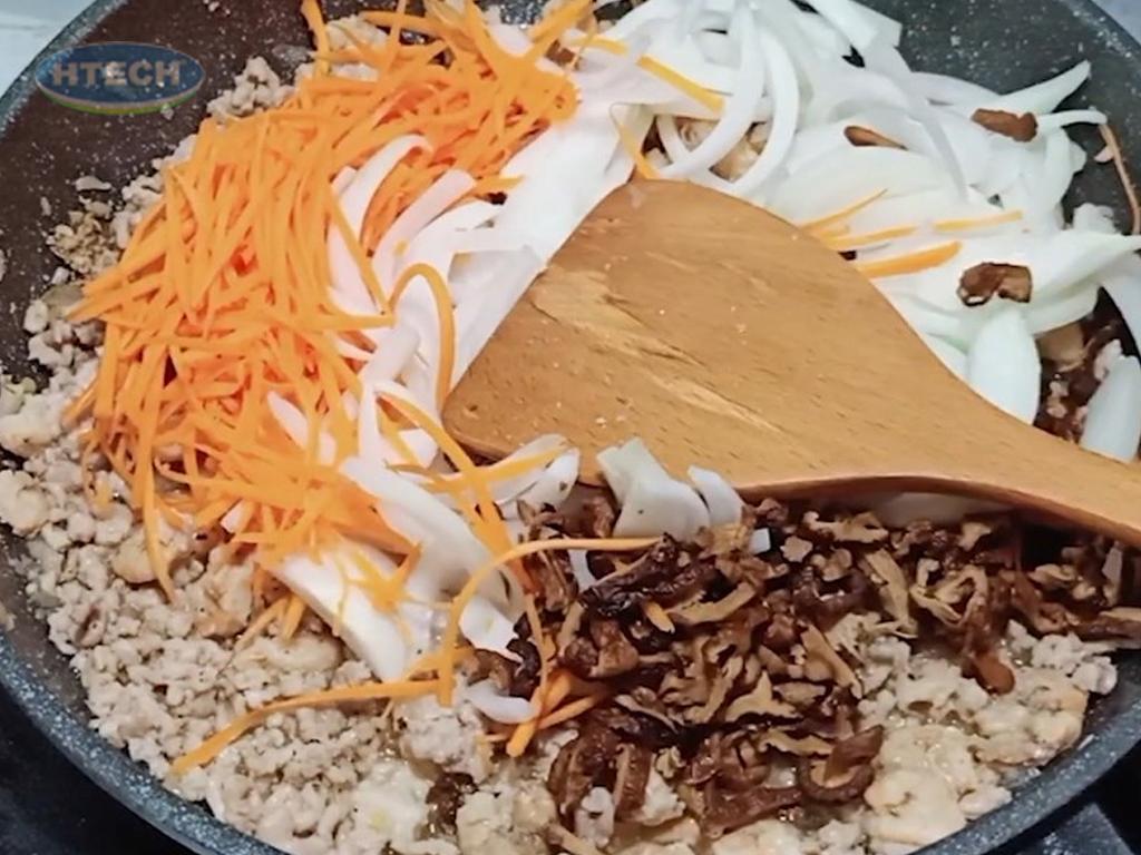 xao-nhan-banh-xeo-ngon