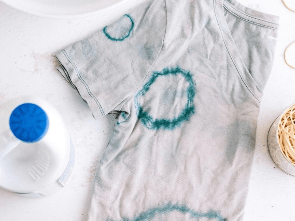 Cách tẩy quần áo dính màu "đỉnh cao", biến hóa y như mới