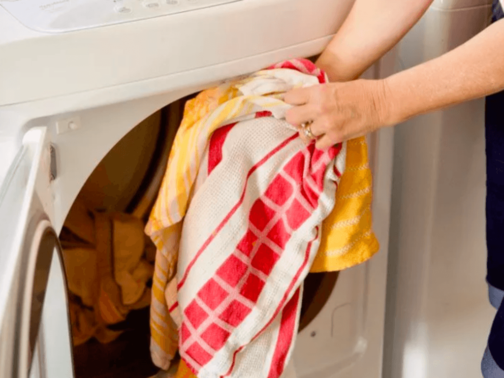 Cách dùng máy sấy quần áo đánh bay nỗi lo trời nồm phơi mãi không khô