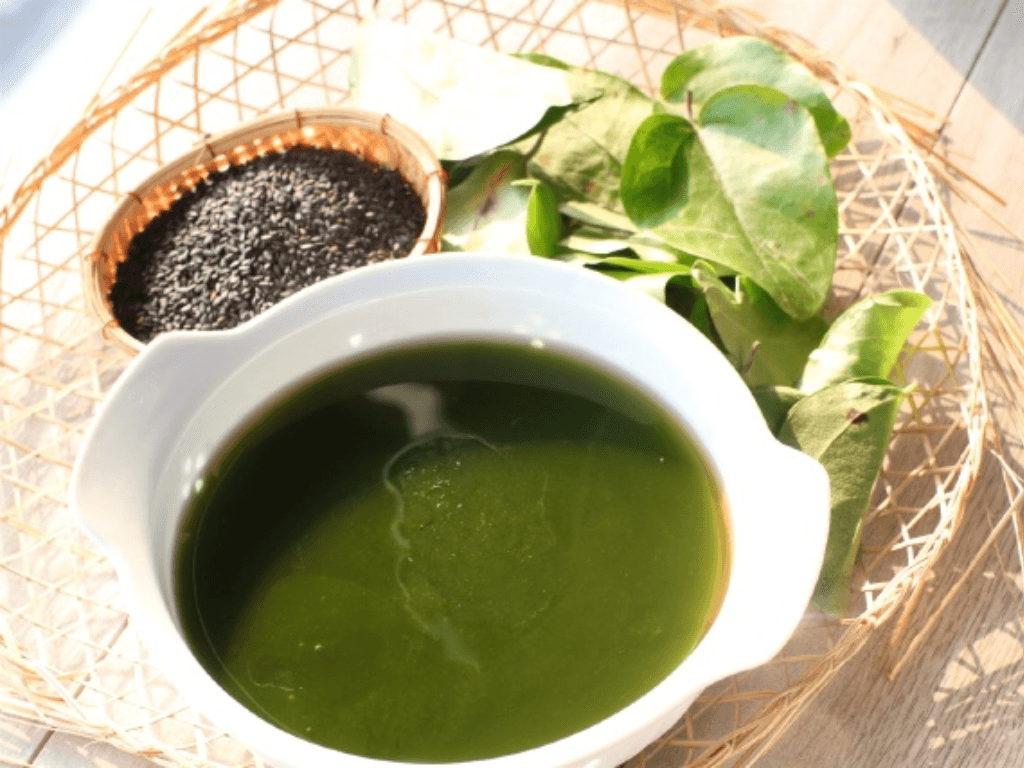 Cách làm sương sâm từ lá tươi chuẩn vị tuổi thơ thanh thanh mát mát