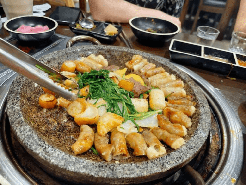 Cách làm lòng bò nướng không hôi, không dai ăn kèm kimchi là mê tít