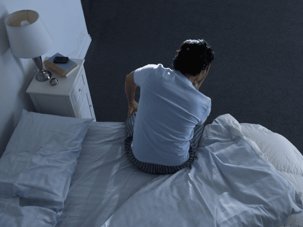 Bốc hỏa đổ mồ hôi ban đêm cơ thể “bừng bừng” do bạn bật điều hòa kiểu này