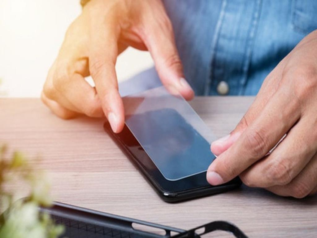 Cách dán kính cường lực tại nhà mà không bị "bọt khí, cực chuẩn"