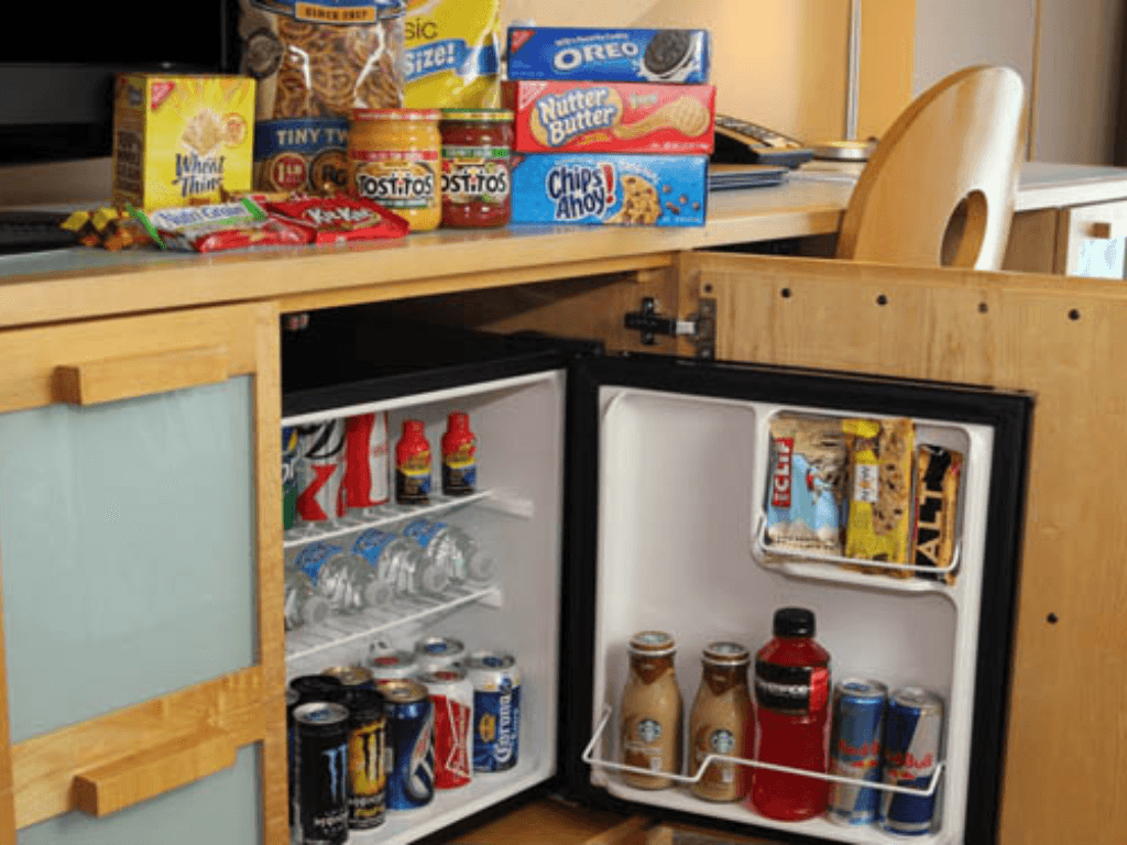 nen-chon-minibar-hay-tu-lanh-mini