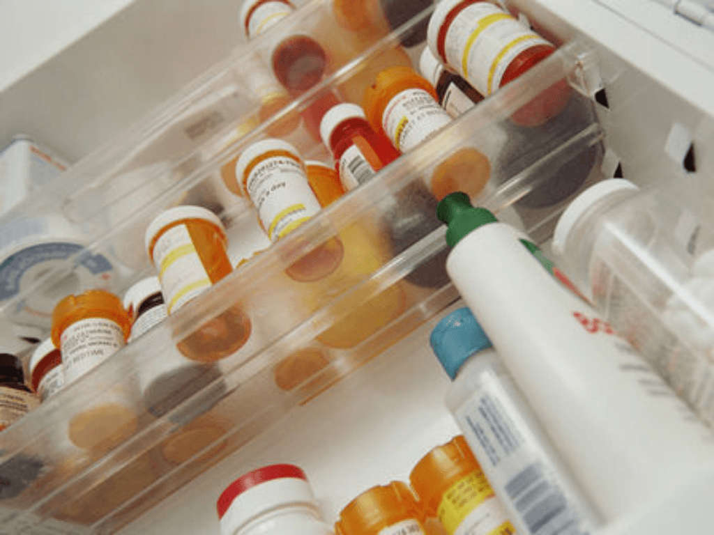 co-nen-bao-quan-thuoc-trong-tu-lanh