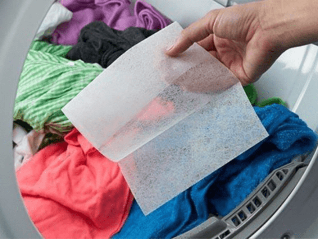 chuan-bi-giay-thom-va-quan-ao-can-say