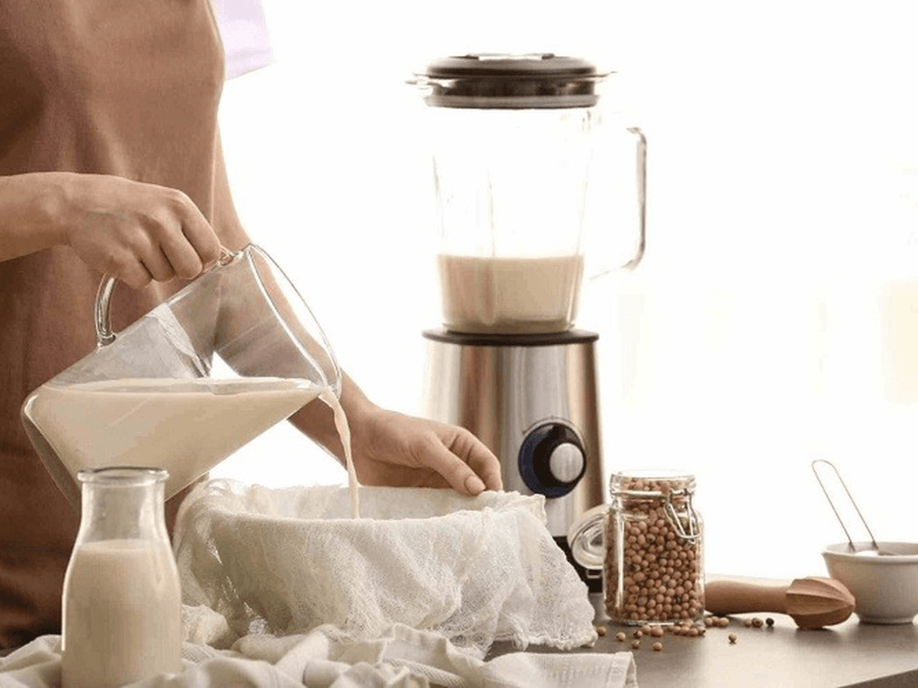 Cách làm sữa đậu nành bằng máy xay sinh tố thơm béo sánh mịn, cả nhà mê tít