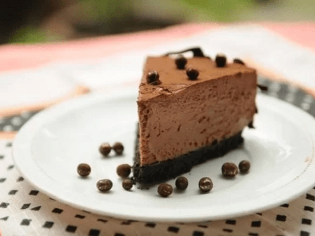 lam-banh-mousse-socola-bang-may-danh-trung